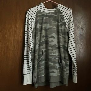 Maurice Size XL camo/striped long sleeve hooded sweatshirt